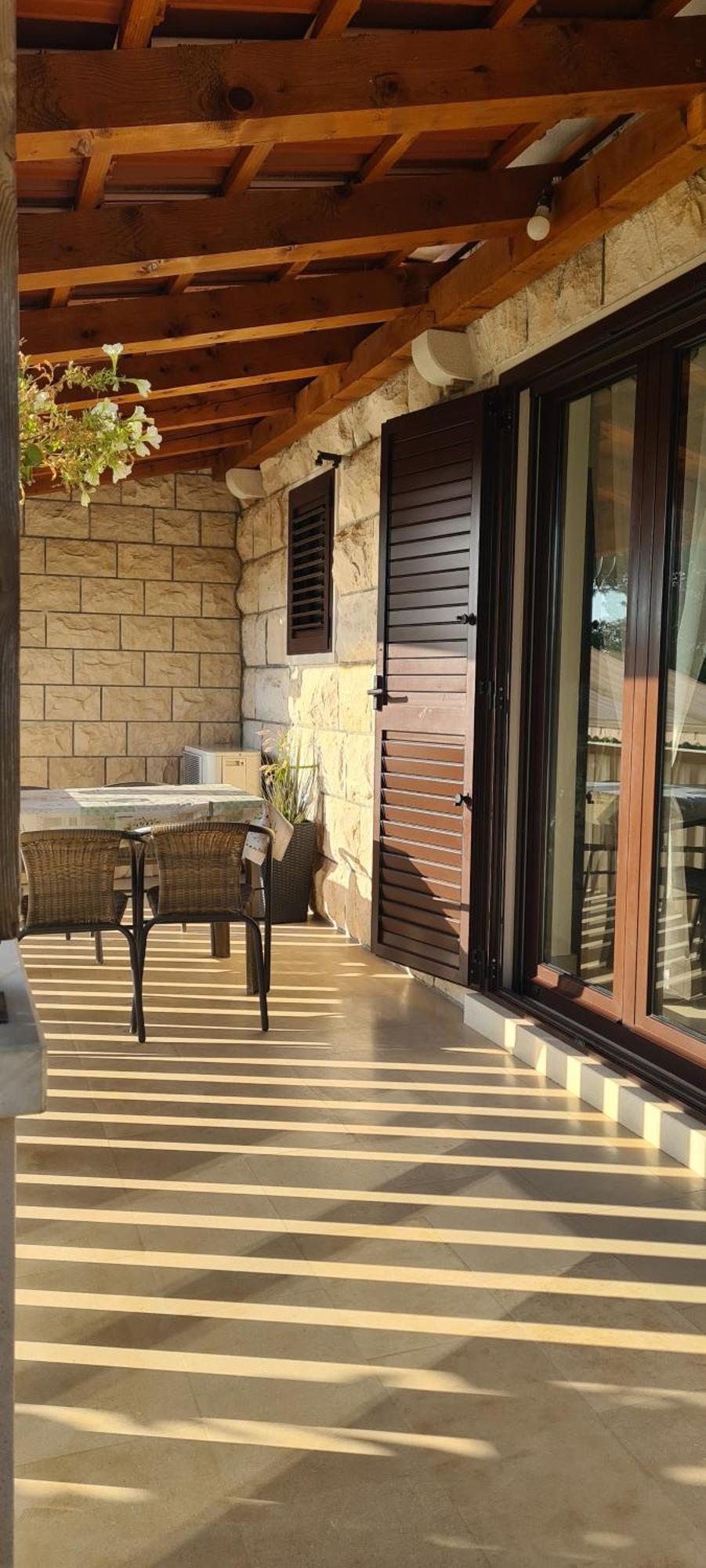 Apartments " Happy Villa " Splitska Esterno foto