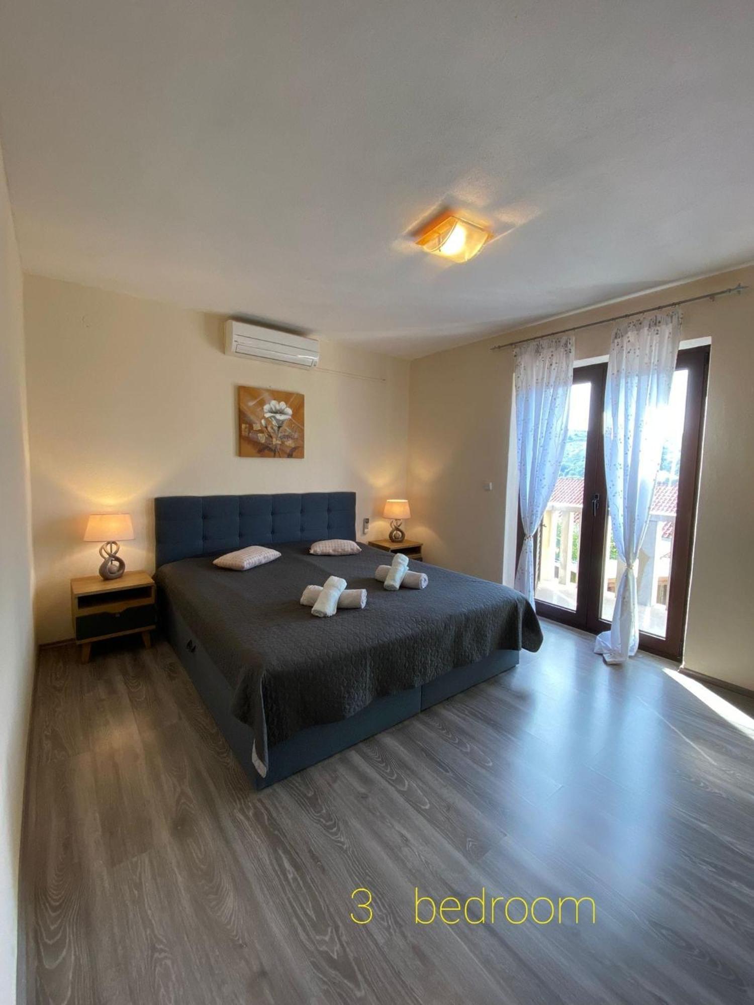 Apartments " Happy Villa " Splitska Esterno foto