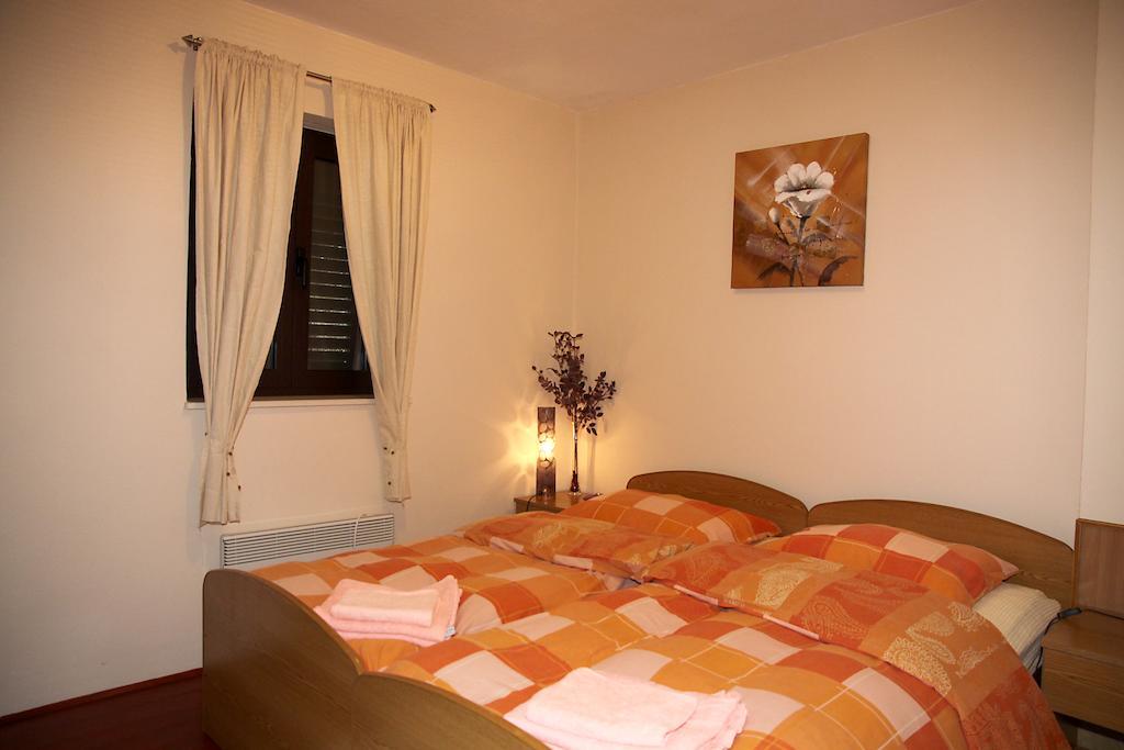 Apartments " Happy Villa " Splitska Esterno foto