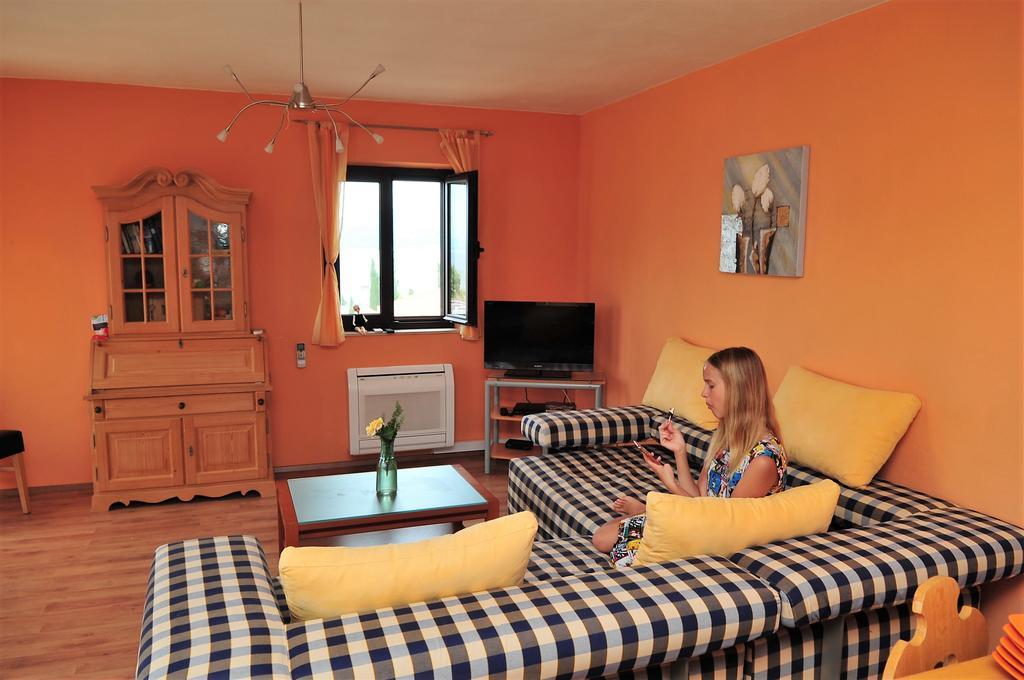 Apartments " Happy Villa " Splitska Esterno foto