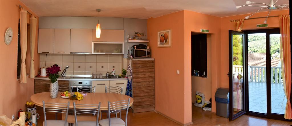 Apartments " Happy Villa " Splitska Esterno foto