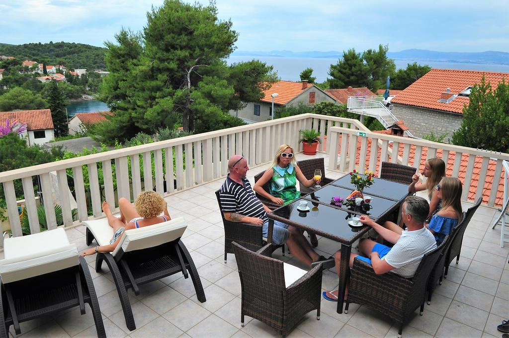 Apartments " Happy Villa " Splitska Esterno foto
