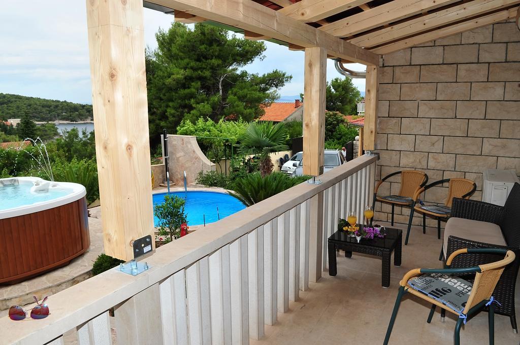 Apartments " Happy Villa " Splitska Esterno foto