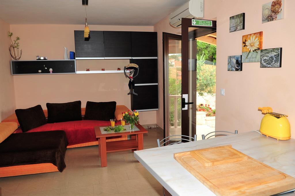 Apartments " Happy Villa " Splitska Esterno foto