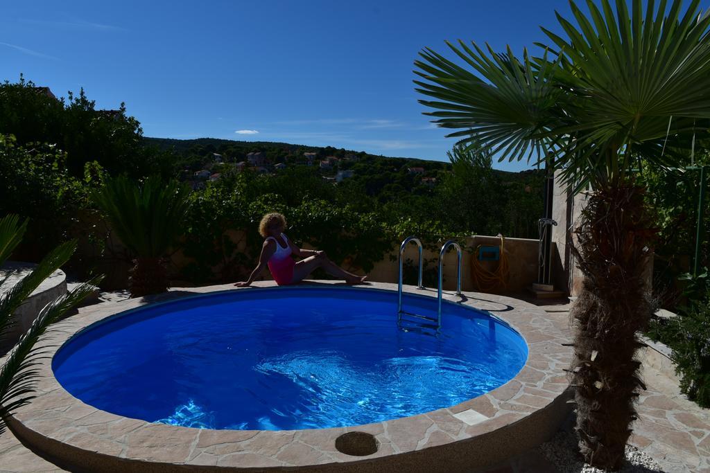Apartments " Happy Villa " Splitska Esterno foto